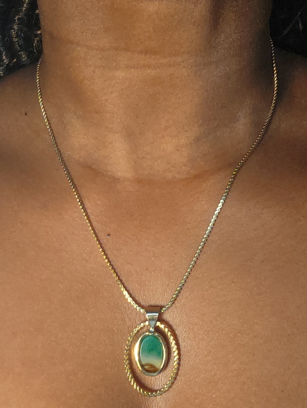 Paradise Green agate gold tone oval pendant vintage necklace
